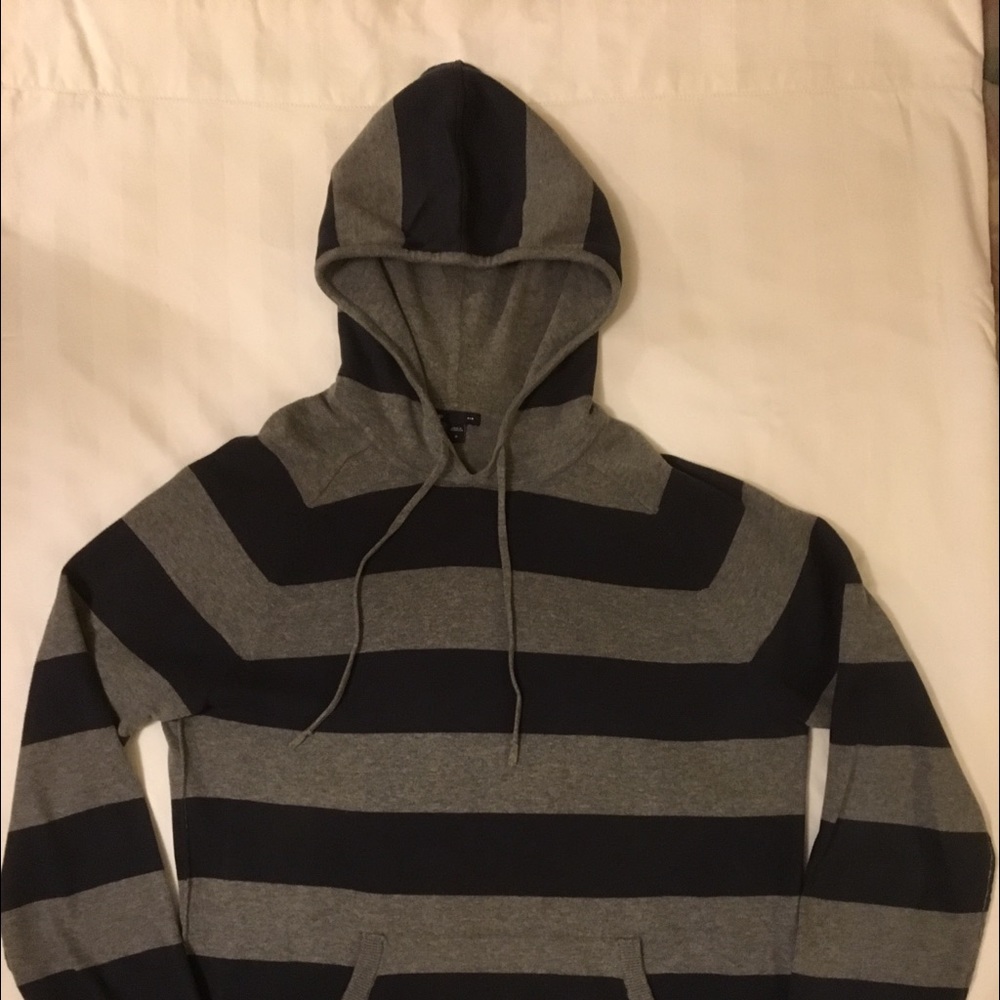 Men’s Gap Outlet sweater with hood and pouch.
